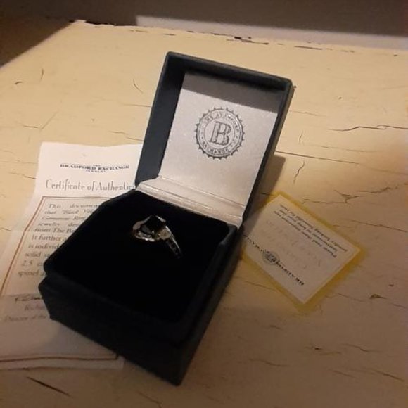 Black Velvet ring - Picture 2 of 4